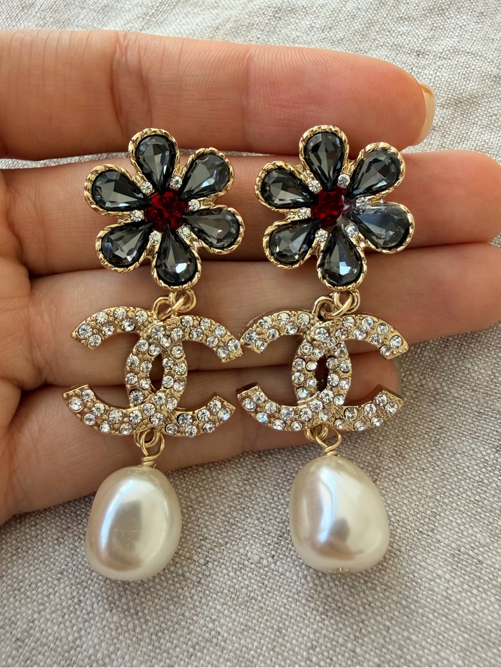 ✨CHANEL Gold-Tone Floral Pearl CC Drop Earrings ✨